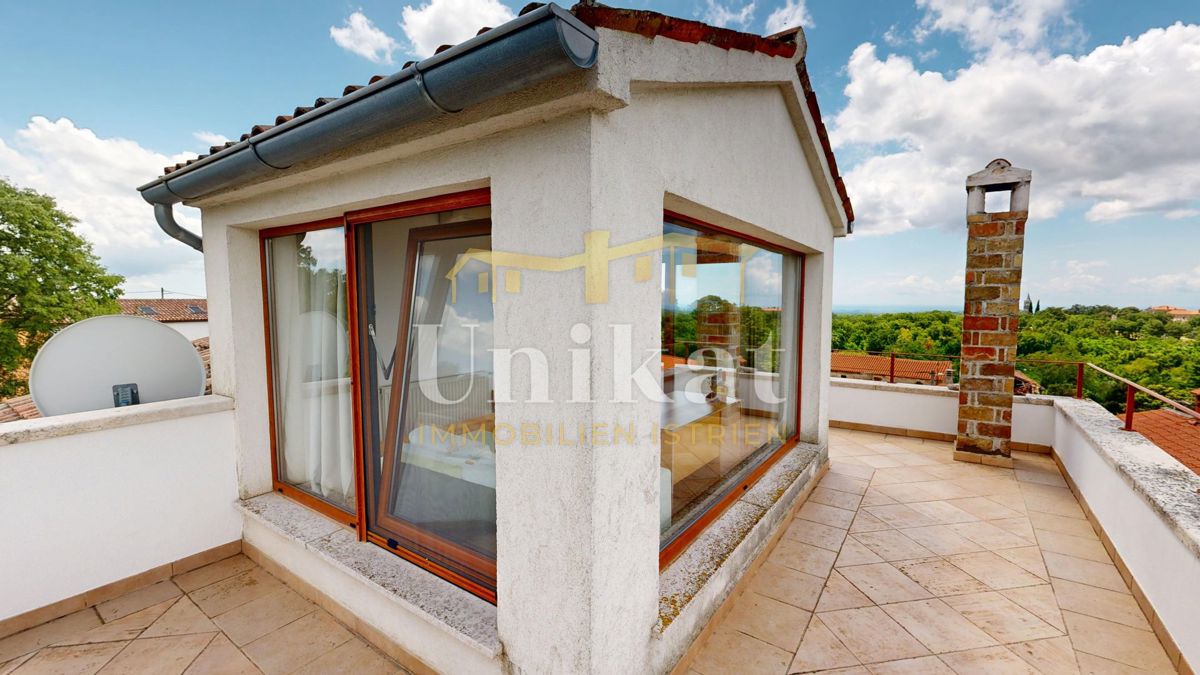 Renovirana kamnita hiša s bazenom